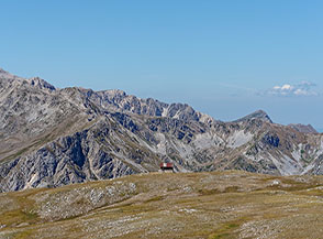 Sul pianoro sommitale dei Monti della Magnola si scorge il vecchio e malandato Rifugio Panei: una casetta in cima alla montagna.