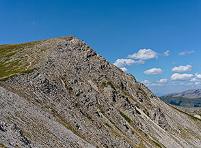 La prima cima che s&rsquo;incontra salendo lungo la Cresta Est della Magnola: Cimata dei Campetti della Magnola, molto scenografica ma senza nome sulle carte.