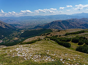 Sulla via di discesa da Monte Freddo verso lo Iaccio dei Santi (sulla dx).