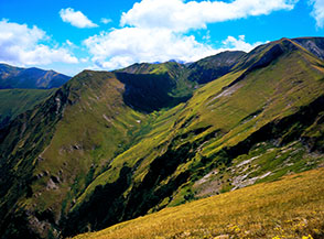 La sperduta e piccola Val di Tela, sospesa sul versante orientale del Monte Rotondo.