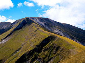 La cresta che collega il Monte Pietralata con Monte Rotondo (sullo sfondo).