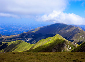 Da Monte Rotondo vista verso Monte Castel Manardo, la cresta al sole in primo piano &egrave; Costa Vetiche.