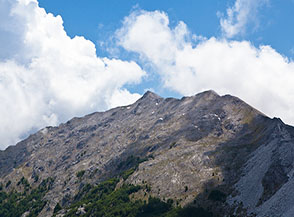 Il Monte Tambura, la seconda cima delle Apuane, visto da nord-ovest.