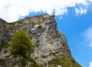 La cuspide rocciosa, lato Pizzo Altare, che domina Foce Cardeto.
