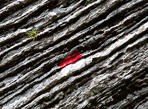 &ldquo;Bianco, rosso e verde&ldquo; (su un masso in Val Serenaia).