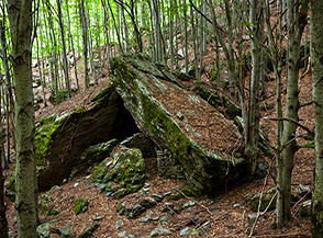 Due enormi macigni racchiudono un antico ricovero in Val Serenaia.