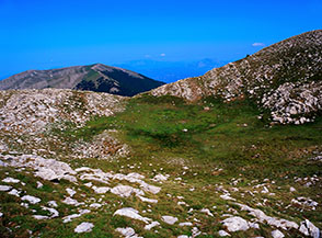 In prossimit&agrave; della cima del Pollino, la Serra del Prete fa capolino all&rsquo;orizzonte.