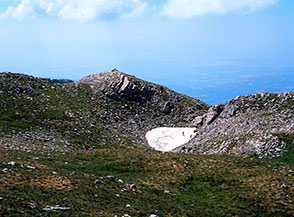 Il piccolo nevaio che permane ai margini della Dolina del Pollino.