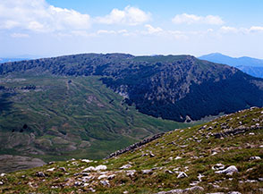 Vista sulla Piana del Pollino e la Serra delle Ciavole dalla cima del Pollino.