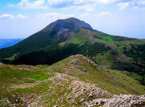 Il filo della Cresta Sud-Est del Pollino punta verso Serra Dolcedorme.