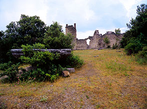 La grande acquasantiera in pietra all&rsquo;entrata del Convento di Colloreto.