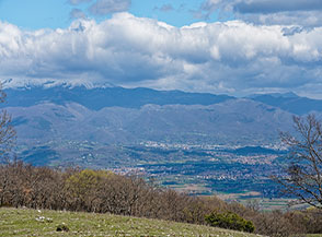Vista sulla Conca Reatina, la citt&agrave; di Rieti ed i Monti Reatini sullo sfondo (da Cima Bandita).