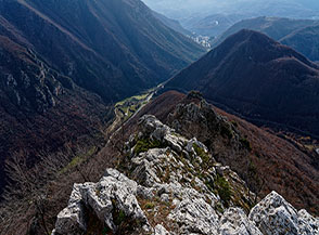 Scorcio de le Cimate: una serie di denti rocciosi che si sviluppano sulla Cresta Sud del Monte Porillo.