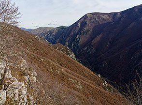 Affaccio sulle Gole del Velino dalla Cresta Sud del Monte Porillo.