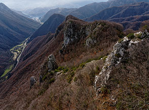 Di fronte a noi le Cimate sulla Cresta Sud del Monte Porillo, sulla sx le Gole del Velino, mentre sullo sfondo s&rsquo;intravede la cittadina di Antrodoco.