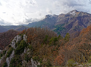 In primo piano vista sull&rsquo;Anticima Sud-Ovest del Monte Boio, sullo sfondo Monte Elefante e compari.