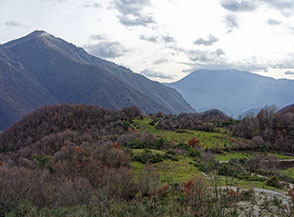 Vista su Colle Sant&rsquo;Angelo con il Monte Giano alle spalle.