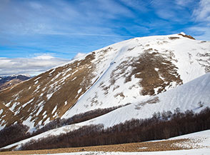 Monte Pozzoni ed il suo fianco occidentale, a sx la Costa Penitenza.