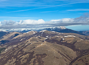 Panorama verso nord (s&rsquo;intravedono i Sibillini) dal Monte Pozzoni.