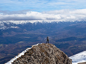 Vista sulla catena della Laga dal Monte Pozzoni, in primo piano il dente roccioso a est della cima.