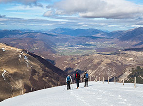 Inizio della discesa lungo la Cresta Nord-Ovest del Pozzoni, chiamata Costa Penitenza, sullo sfondo la piana dove si trova Norcia.