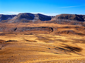 Vista dal Monte Pratello sulla Valle di Chiarano e la Serra Rocca Chiarano.