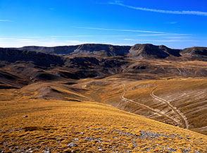 Dalle Toppe del Tesoro vista sull&rsquo;Alta Valle di Chiarano dove s&rsquo;intravede uno spicchio del Lago Pantaniello, sullo sfondo Serra Rocca Chiarano.