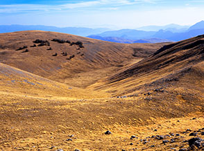La sperduta e solitaria Valle Fredda alle pendici del gobbone di Monte Tre Confini (sulla sx).
