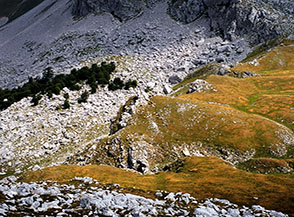 L&rsquo;ampia Sella di Prato Piano che divide la Valle Monacesca (a dx) dal Piano di Fonte Fredda (sulla sx).