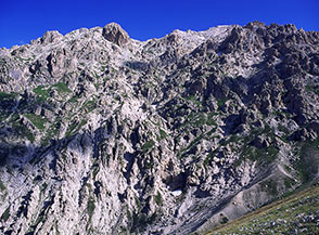 Il selvaggio Versante Sud del Monte Prena, dove si sviluppa la Via dei Laghetti.
