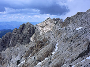 Uno squarcio di sole illumina Monte Infornace visto da est.