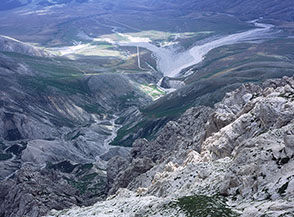 Il selvaggio vallone sotto le Coste di Sferruccio dove si sviluppa il serpentone di ghiaie de la Fornaca.