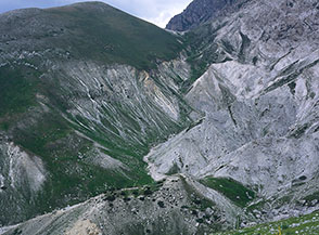 Il Vallone de la Fornaca (in basso la morena su cui si trovava il Bivacco Lubrano).