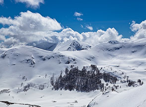 Vista sulla cresta di Cimata di Pezza, oltre la quale si scorgono le due cime del Costone della Cerasa (al sole la famosa &ldquo;Tavola&ldquo;).