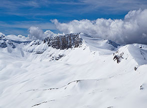 La verticale parete del Costone spicca sul mare di neve.