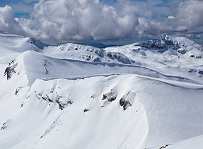Bianche creste si accavallano all&rsquo;orizzonte: in primo piano Cima del Morretano, in secondo Cima Campitello, poi la cresta alla Selletta delle Solagne, ed infine sulla dx Punta dell&rsquo;Uccett&ugrave;.