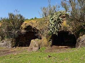 Antica tomba etrusca riutilizzata oggi come stalla (Valle Fravola).