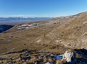 Dalla Cresta Sud-Ovest del Monte Rimagi affaccio sui prati della Pozzolana.