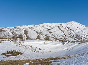 L&rsquo;ampia dolina circolare che precede la cima del Monte Rimagi, sullo sfondo proprio al centro della foto si scorge la nostra meta: Cima Costone di Valle Faito.