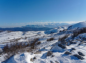 Vista verso le Montagne del Morrone e la Majella dalla cima del Monte Rimagi.