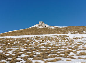 Suggestiva formazione rocciosa isolata incontrata lungo la salita verso la quota 1669m. posta tra Accio della Capra e Accio della Punta.