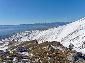 Vista a occidente dalla punat di quota 1669m., all&rsquo;orizzonte si eleva il Monte Viglio.