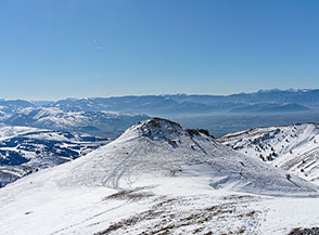 Il cucuzzolo di quota 1669m. con sullo sfondo la Conca del Fucino.