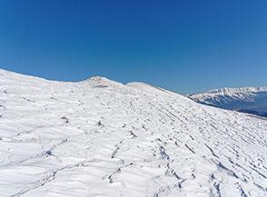 Onde di neve sul lato orientale del Costone di Valle Faito.