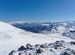 Panorama verso sud-est da un colletto orientale del Costone di Valle Faito.
