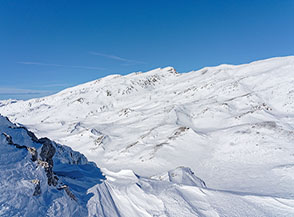 Un bianco mantello di neve ricopre il versante meridionale della catena del Sirente.