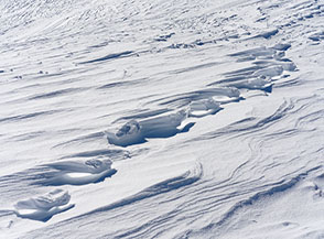 &ldquo;Ganci di neve&ldquo; (curiose formazioni create dal vento sul versante meridionale del Costone di Valle Faito).