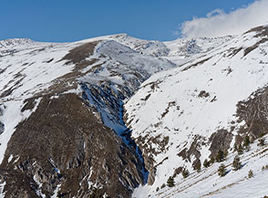 Vista su un incassato canale che si trova nascosto tra le pendici meridionale dell&rsquo;Accio della Punta.