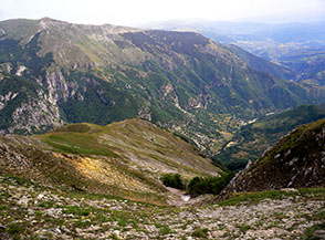 Da Monte Ritornello la cresta si apre a ferro di cavallo e scende verso Sigillo.