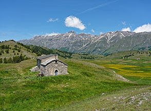 Il tempietto di Sant&rsquo;Eusanio a Capo la Forca con la Cresta Occidentale del Gran Sasso sullo sfondo.